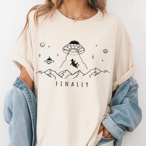 Alien Abduction Halloween Shirt, Finally UFO T Shirt, Spooky Space Graphic Tee, Funny Halloween Costume Top, Vintage Alien Mountains Shirt
