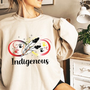 Felpa con cappuccio indigena "No More Stolen Sister", maglietta nativa americana, maglietta MMIW, mano rossa indigena, indossa il rosso per mia sorella