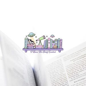 Op de afbeelding: Een illustratie van een boekenplank met boeken, een telescoop en vliegende schotels. Een koe zit bovenop een stapel boeken. De tekst "I Have No Shelf Control" staat eronder.