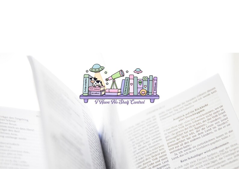 Op de afbeelding: Een illustratie van een boekenplank met boeken, een telescoop en vliegende schotels. Een koe zit bovenop een stapel boeken. De tekst "I Have No Shelf Control" staat eronder.