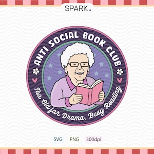Könnte beinhalten: Ein kreisförmiges Grafikdesign mit dem Text "ANTI SOCIAL BOOK CLUB", der eine Illustration einer lächelnden älteren Person umgibt, die ein Buch liest. Der Text "Too Old for Drama, Busy Reading" ist ebenfalls enthalten. Die Grafik hat ein lila und rosa Farbschema.