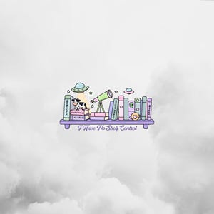 Op de afbeelding: Een grillige illustratie van een boekenplank met boeken, een telescoop en een koe die door een UFO wordt ontvoerd. De plank heeft de tekst "I Have No Shelf Control". Het kleurenpalet bevat pastelkleuren van paars, groen en blauw.