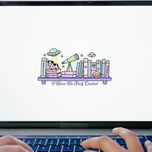 Op de afbeelding: Laptop scherm met een grillige illustratie van een boekenplank met boeken, een telescoop en een koe die door een UFO wordt opgetild. De tekst "I Have No Shelf Control" staat onder de plank.