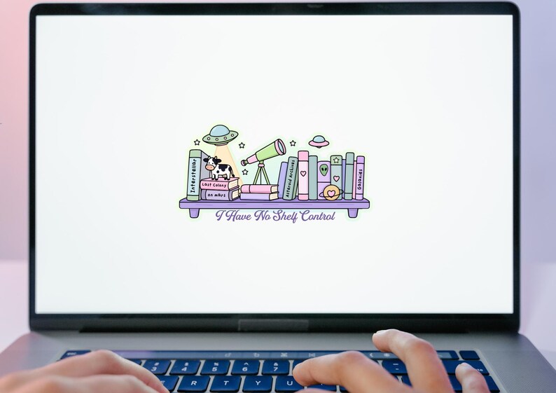 Op de afbeelding: Laptop scherm met een grillige illustratie van een boekenplank met boeken, een telescoop en een koe die door een UFO wordt opgetild. De tekst "I Have No Shelf Control" staat onder de plank.