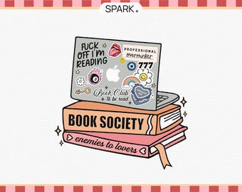 Può includere: Illustrazione di un laptop con adesivi, appoggiato su due libri. Il laptop ha adesivi con scritte come "FUCK OFF I'M READING". I libri sono intitolati "BOOK SOCIETY" e "enemies to lovers".