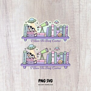 Op de afbeelding: Een stickerontwerp met een boekenplank met boeken, een telescoop en een koe die door een UFO wordt ontvoerd. De tekst "I Have No Shelf Control" staat onderaan. Het ontwerp is in pastelkleuren.