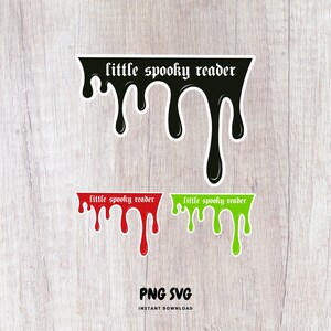 Pode incluir: Tr&ecirc;s autocolantes com um design gotejante e o texto "little spooky reader". O autocolante superior &eacute; preto, o do meio &eacute; vermelho e o inferior &eacute; verde. A parte inferior da imagem tem o texto "PNG SVG INSTANT DOWNLOAD".
