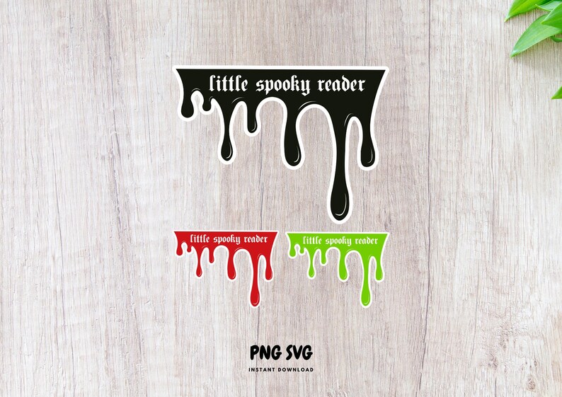 Pode incluir: Tr&ecirc;s autocolantes com um design gotejante e o texto "little spooky reader". O autocolante superior &eacute; preto, o do meio &eacute; vermelho e o inferior &eacute; verde. A parte inferior da imagem tem o texto "PNG SVG INSTANT DOWNLOAD".