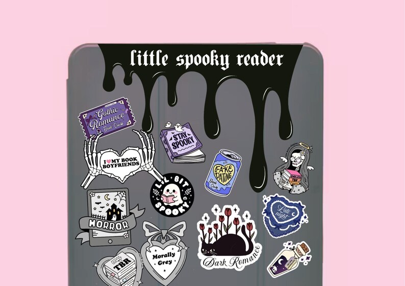 Pode incluir: Uma cole&ccedil;&atilde;o de autocolantes com tema assustador num fundo cinzento, com as palavras "little spooky reader" no topo. Os autocolantes apresentam romance g&oacute;tico, fantasmas, livros e as frases "I love my book boyfriends" e "Fake Dating".
