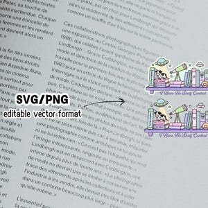 Op de afbeelding: Een sticker met een eigenzinnig boekenplankontwerp. De plank is versierd met boeken, een telescoop, een koe in een doos en een UFO. De tekst "I Have No Shelf Control" staat onderaan. Het kleurenschema omvat pastelpaars, roze en blauw.