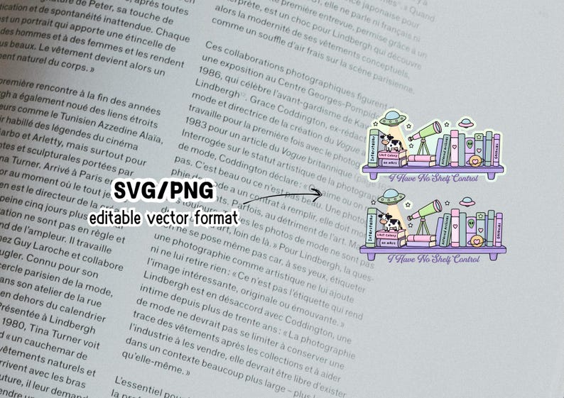 Op de afbeelding: Een sticker met een eigenzinnig boekenplankontwerp. De plank is versierd met boeken, een telescoop, een koe in een doos en een UFO. De tekst "I Have No Shelf Control" staat onderaan. Het kleurenschema omvat pastelpaars, roze en blauw.