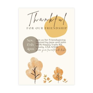 Puede incluir: Una invitación con fondo crema y gráficos con temática otoñal. El texto dice "Agradecidos por nuestra amistad" con detalles para un evento de Friendsgiving, incluyendo fecha, hora y lugar. El diseño incluye árboles estilizados y acentos de hojas en tonos naranja y marrón.