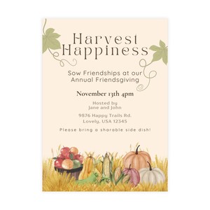 Op de afbeelding: Een herfstthema uitnodiging met de tekst "Harvest Happiness" en evenementdetails. Het ontwerp bevat illustraties van pompoenen, maïs en een mand met appels, met de datum 13 november om 16.00 uur.