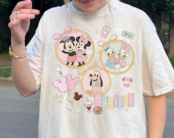 Camiseta Disney Mickey y sus amigos Comfort Colors®, Camiseta Disney Magical Pastel Park Snacks, Camisetas Magical Castle 2026, Camiseta Disneyland Magic