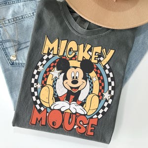 Chemise vintage Mickey Mouse Comfort Colors®, T-shirt Disney Mickey 1928, T-shirt Voyage Disney, T-shirt Mickey à carreaux, T-shirts Mickey rétro image 1
