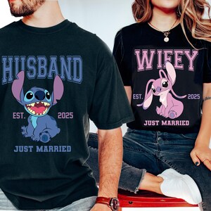 Puede incluir: Dos camisetas negras a juego con personajes de dibujos animados. Una dice "Husband" con Stitch azul y "Just Married". La otra dice "Wifey" con Angel rosa y "Just Married". Ambas camisetas tienen "Est. 2025".