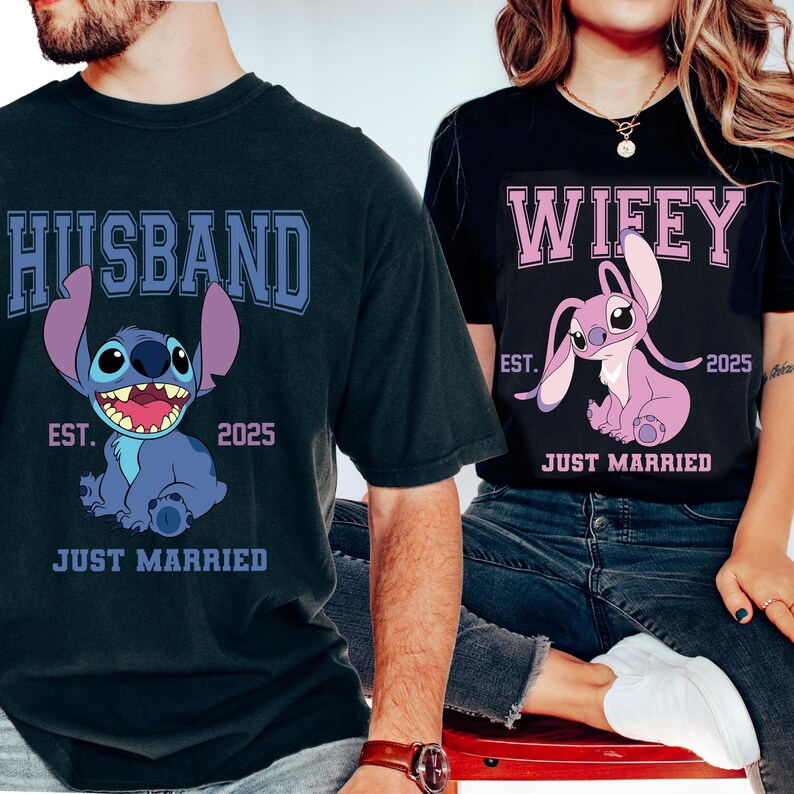Puede incluir: Dos camisetas negras a juego con personajes de dibujos animados. Una dice "Husband" con Stitch azul y "Just Married". La otra dice "Wifey" con Angel rosa y "Just Married". Ambas camisetas tienen "Est. 2025".