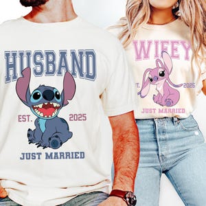Puede incluir: Camisetas blanquecinas con gr&aacute;ficos a juego. Una camiseta dice "HUSBAND" con un personaje de dibujos animados y "EST. 2025 JUST MARRIED". La otra camiseta dice "WIFEY" con un personaje de dibujos animados y "2025 JUST MARRIED".