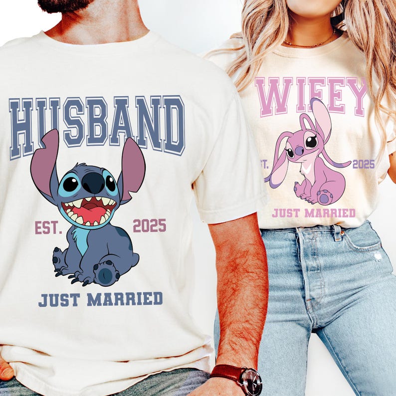 Puede incluir: Camisetas blanquecinas con gr&aacute;ficos a juego. Una camiseta dice "HUSBAND" con un personaje de dibujos animados y "EST. 2025 JUST MARRIED". La otra camiseta dice "WIFEY" con un personaje de dibujos animados y "2025 JUST MARRIED".