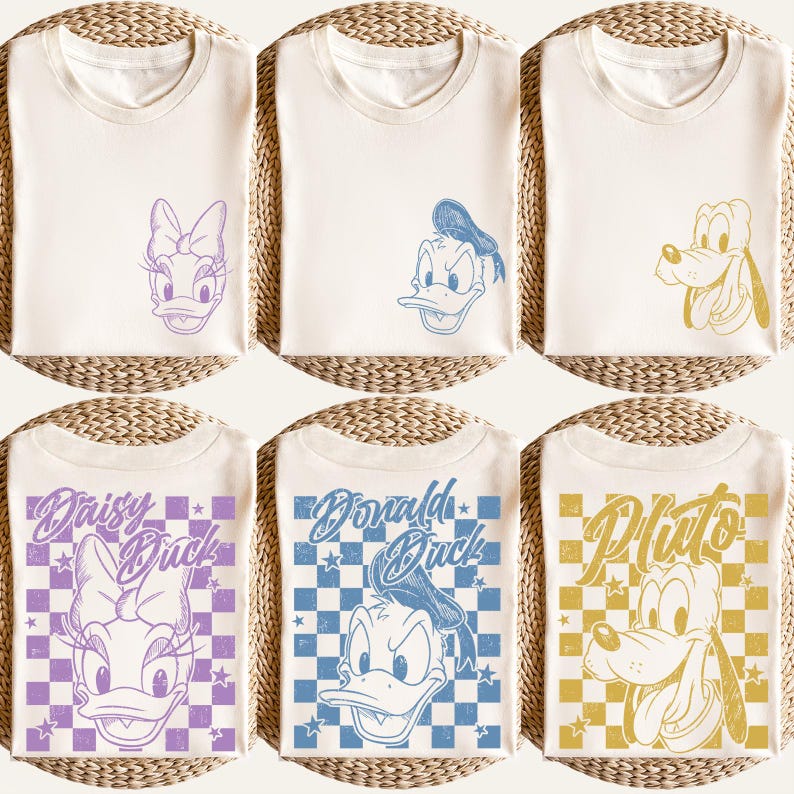 Puede incluir: Camisetas de color crema con los personajes de Disney Daisy Duck, Donald Duck y Pluto. Las camisetas tienen dise&ntilde;os gr&aacute;ficos de las caras de los personajes. Algunas camisetas tienen el nombre del personaje impreso.