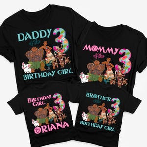 Op de afbeelding: Zwarte t-shirts met kleurrijke afbeeldingen met personages en tekst uit de film Moana. De shirts zijn ontworpen voor een gezin, met zinnen als "Daddy of the Birthday Girl" en "Mommy of the Birthday Girl."