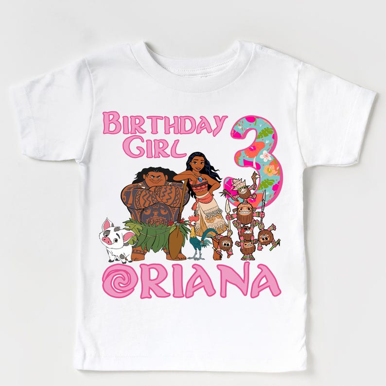 Op de afbeelding: Wit T-shirt met een kleurrijke afbeelding van tekenfilmfiguren. Het ontwerp bevat de tekst "BIRTHDAY GIRL" en "ORIANA" in roze, evenals het nummer "3". Het shirt is ontworpen voor een kind.