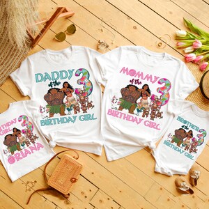Op de afbeelding: Witte T-shirts met kleurrijke afbeeldingen met personages en tekst. De shirts hebben de zinnen "Daddy of the Birthday Girl", "Mommy of the Birthday Girl", "Brother of the Birthday Girl" en "Birthday Girl" met de naam "Oriana".