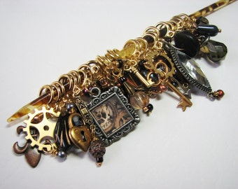 Un compendio de marcadores de puntadas Steampunk basado en la pulsera con dijes de la profesora Roesia Wheatear Knowlan