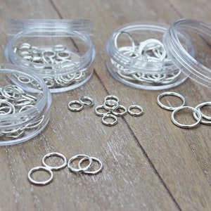 Plain Stitch Markers in a Clear Plastic Bin with Screw On Lid image 3