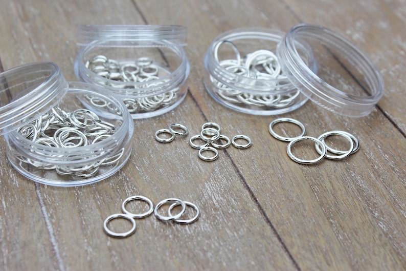 Plain Stitch Markers in a Clear Plastic Bin with Screw On Lid image 3