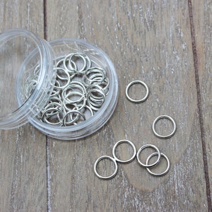 Plain Stitch Markers in a Clear Plastic Bin with Screw On Lid image 4