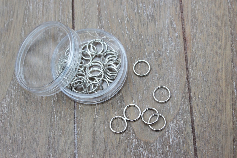 Plain Stitch Markers in a Clear Plastic Bin with Screw On Lid image 4