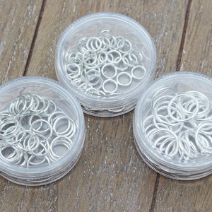 Plain Stitch Markers in a Clear Plastic Bin with Screw On Lid image 2