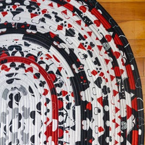 Petit tapis ovale fait main en Jelly Roll sur le thème des cartes à jouer : une touche de style royale - Mesure environ 42,5 x 30 po