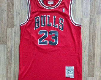 Tous les maillots MICHAEL JORDAN NBA Chicago Bulls - édition M et N avec surpiqûres - Options blanc et rouge/ maillot nba. Taille homme adulte.