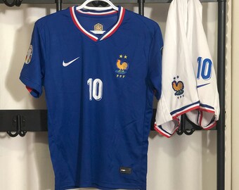 Volledige set/Mbappe France Euro 2024 HOME and Away KIT – Authentieke kwaliteit voor kinderen/officiële patches inbegrepen.