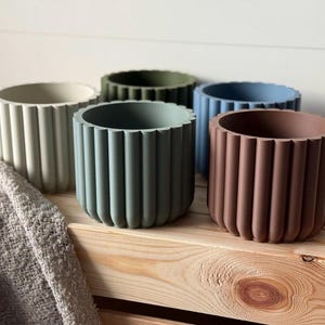 Hållbar blomkruka: Minimalistisk heminredning i bioplast