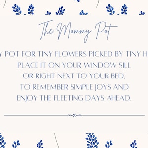 Puede incluir: Una tarjeta blanca con detalles florales azules y el texto "The Mommy Pot" en cursiva. La tarjeta dice: "Una maceta pequeña para flores pequeñas recogidas por manos pequeñas. Colócala en tu alféizar de la ventana o justo al lado de tu cama, para recordar las alegrías simples y disfrutar de los días fugaces que están por venir."