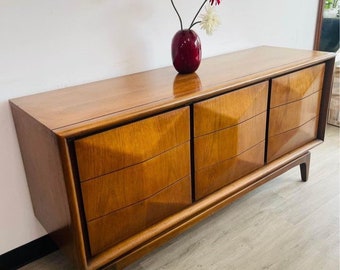 Mid-Century Modern Anrichte aus Nussbaum - Handgefertigter Aufbewahrungsschrank - Retro Möbel für Wohnzimmer, Büro oder Esszimmer