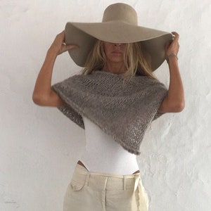 Poncho beige en alpaga, mode éthique durable, tricot fait main image 1