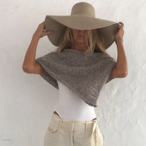 Beige Poncho Alpaka Poncho Cover-up, nachhaltige ethische Mode, handgefertigte Strickwaren Bild 1