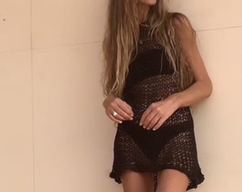 Minivestido de lino negro: pareo de playa transparente sin espalda.