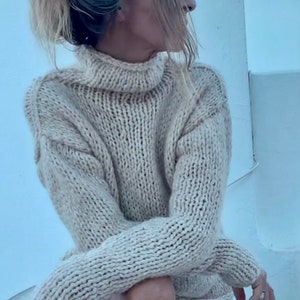 Ręcznie robiony sweter polo z alpaki: luźny, oversize'owy sweter z dzianiny