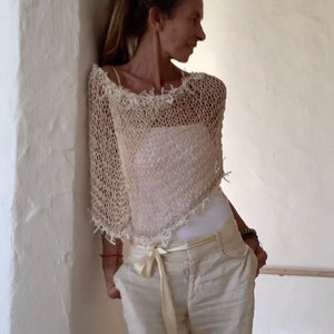 Capa corta de lino color crudo tejida a mano: poncho veraniego transparente con detalle de cinta