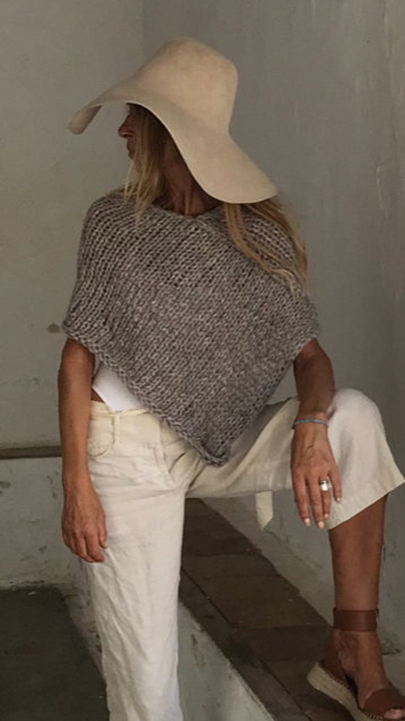 Beige Poncho Alpaka Poncho Cover-up, nachhaltige ethische Mode, handgefertigte Strickwaren Bild 2