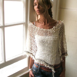 weißer Leinen Poncho, Bändchen am Saum und Halsausschnitt, Top, Sommerstrick, lockere Webart, handmade, handgestrickt