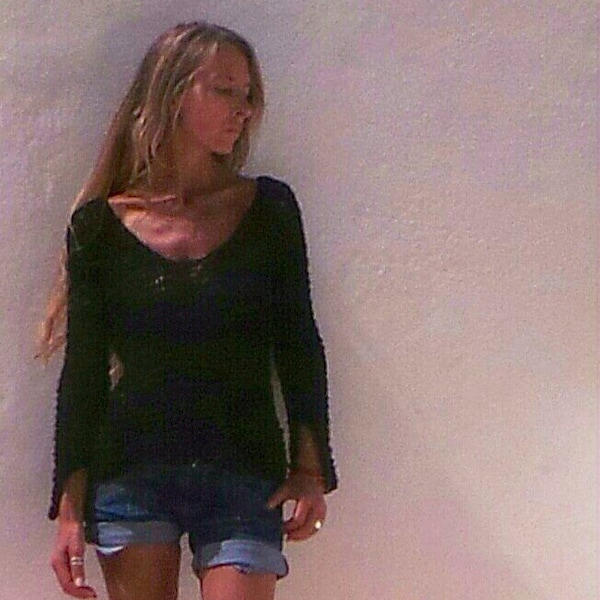 Suéter negro de alpaca con cuello en V para verano: top minimalista holgado.