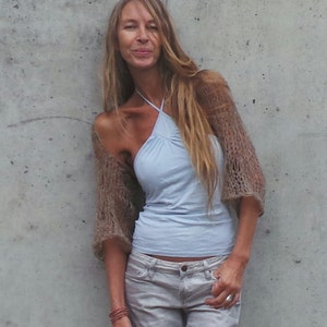 Beżowy bolerko z alpaki i jedwabiu: przezroczysta dzianina na lato