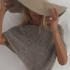 Beige Poncho Alpaka Poncho Cover-up, nachhaltige ethische Mode, handgefertigte Strickwaren Bild 3