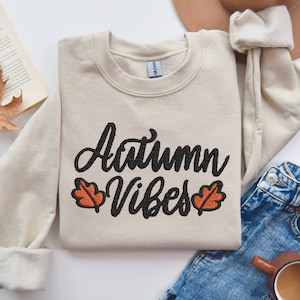 Borduurwerk Thanksgiving-sweater - Autumn Vibes-borduurshirt, Fall Leaf Tee-geborduurd shirt, geborduurd cadeau Thanksgiving-shirt,